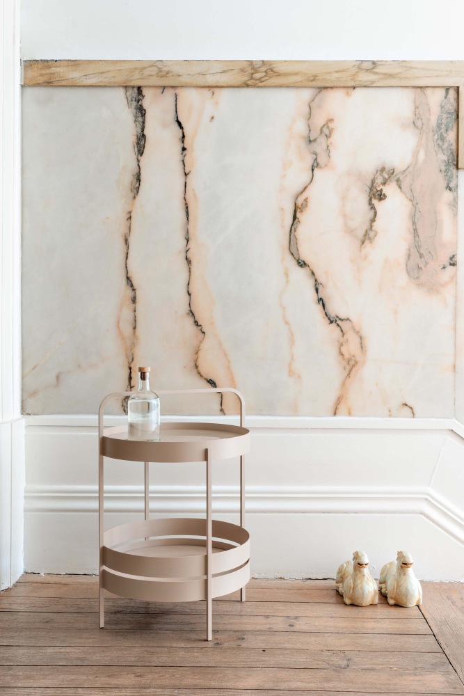 Albert Beistelltisch von Schönbuch, beige, mit zwei Ablageflächen und Wasserflasche im Interieur.