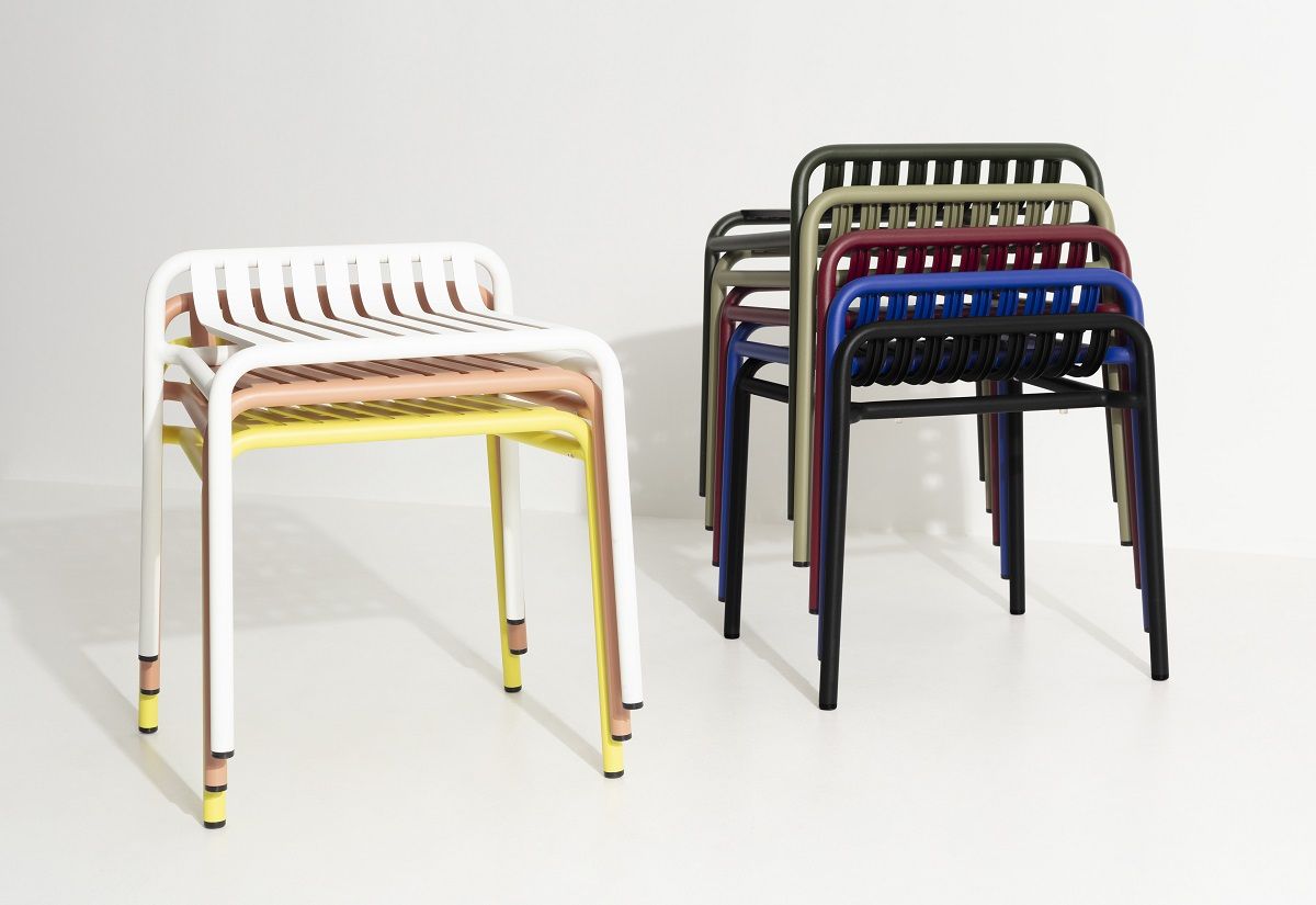 Mehrere Petite Friture Week-End Hocker in verschiedenen Farben gestapelt, darunter ein blauer Gartenhocker.