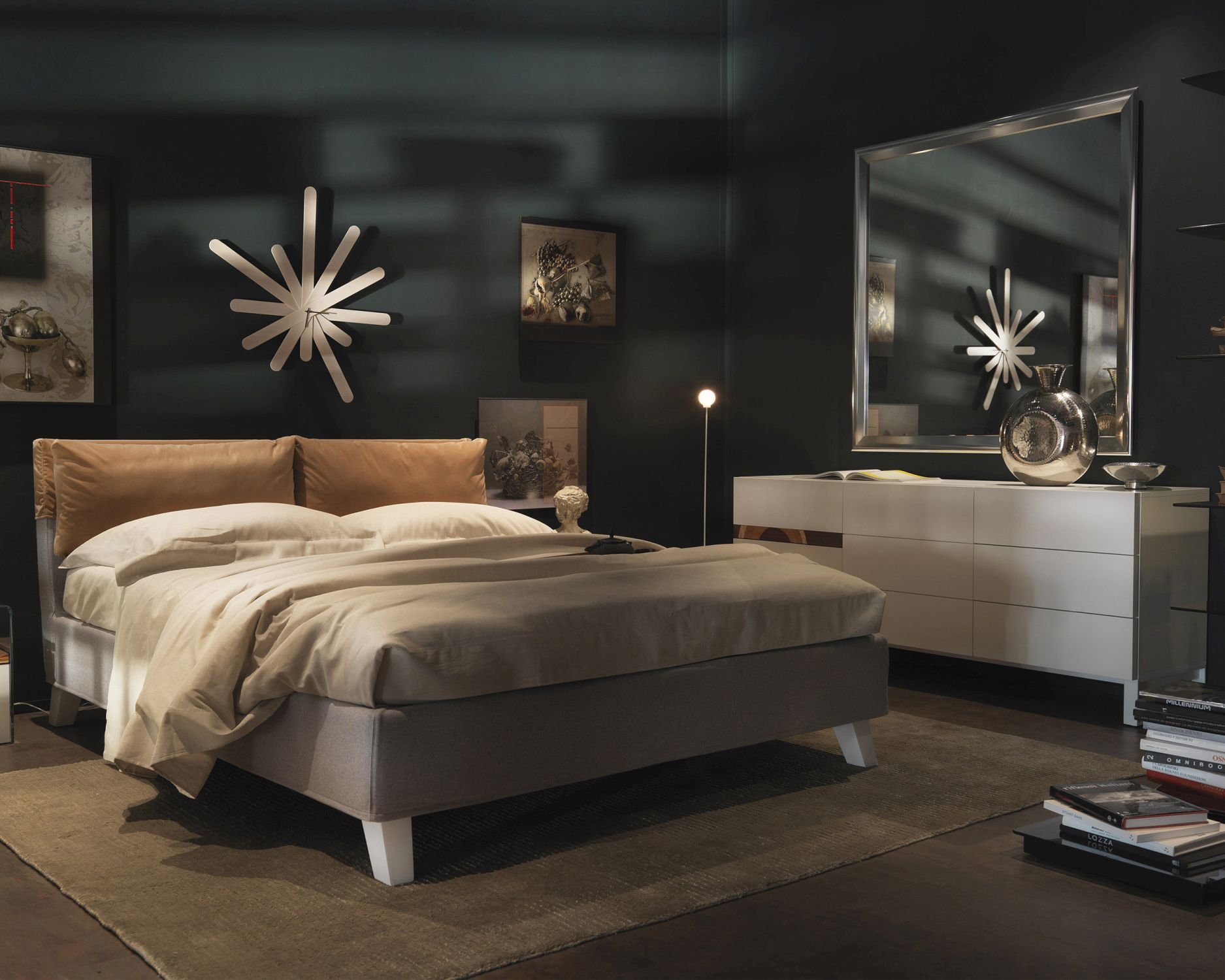 Yume Spiegel mit Rahmen von Casamania Horm über Kommode im Schlafzimmer mit Bett und Teppich.