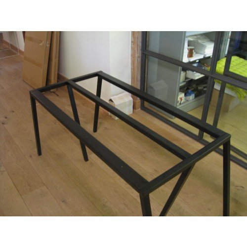 Schwarzes Loop Stand Tischgestell von Hay aus Metall, geeignet für Esstische und Schreibtische.