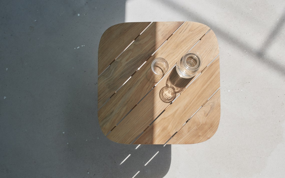 Draufsicht: Skagerak Lilium Lounge Table aus Teakholz mit Gläsern, Outdoor-Möbel.