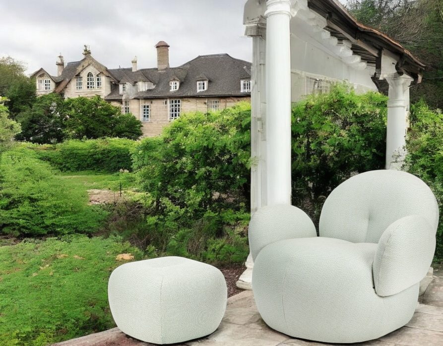 Nana Outdoor Pouf Ottoman von Freifrau Manufaktur, hellgrauer Outdoor Hocker und Sessel im Garten.