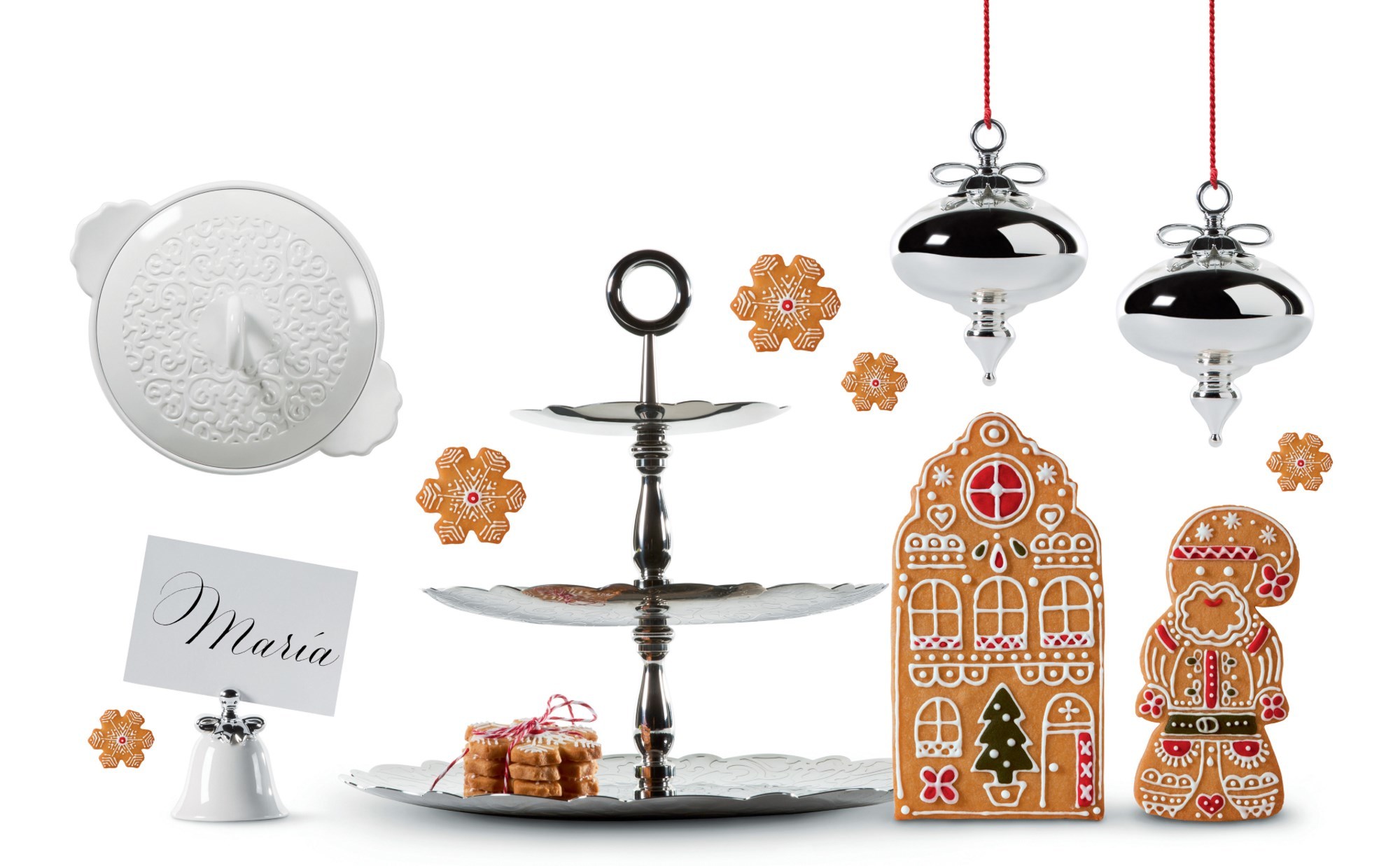 Alessi Dressed for X-mas Etagere mit Lebkuchen, Christbaumkugeln und weihnachtlicher Tischdekoration.