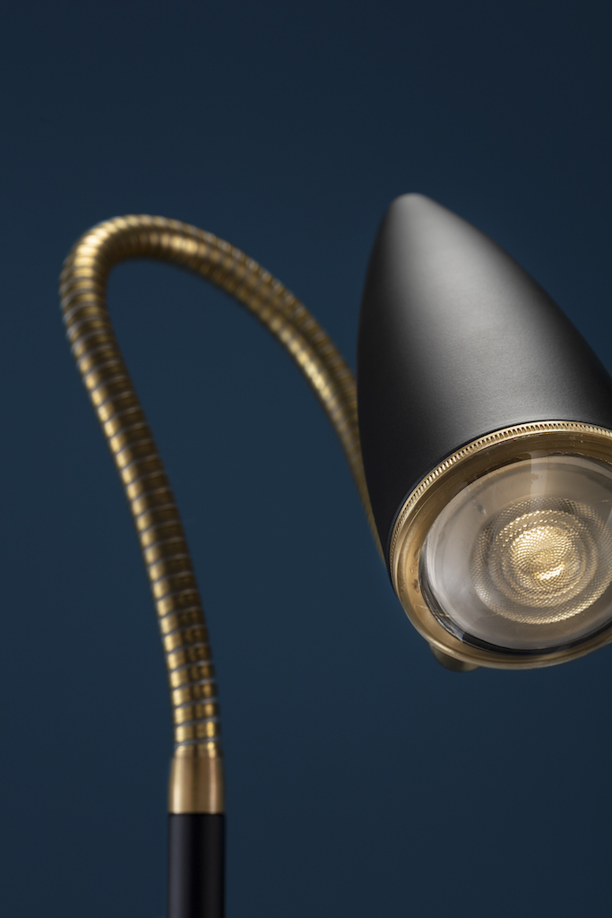 Nahaufnahme der CicloItalia Flex W1 Wandleuchte von Catellani & Smith mit flexiblem Arm.