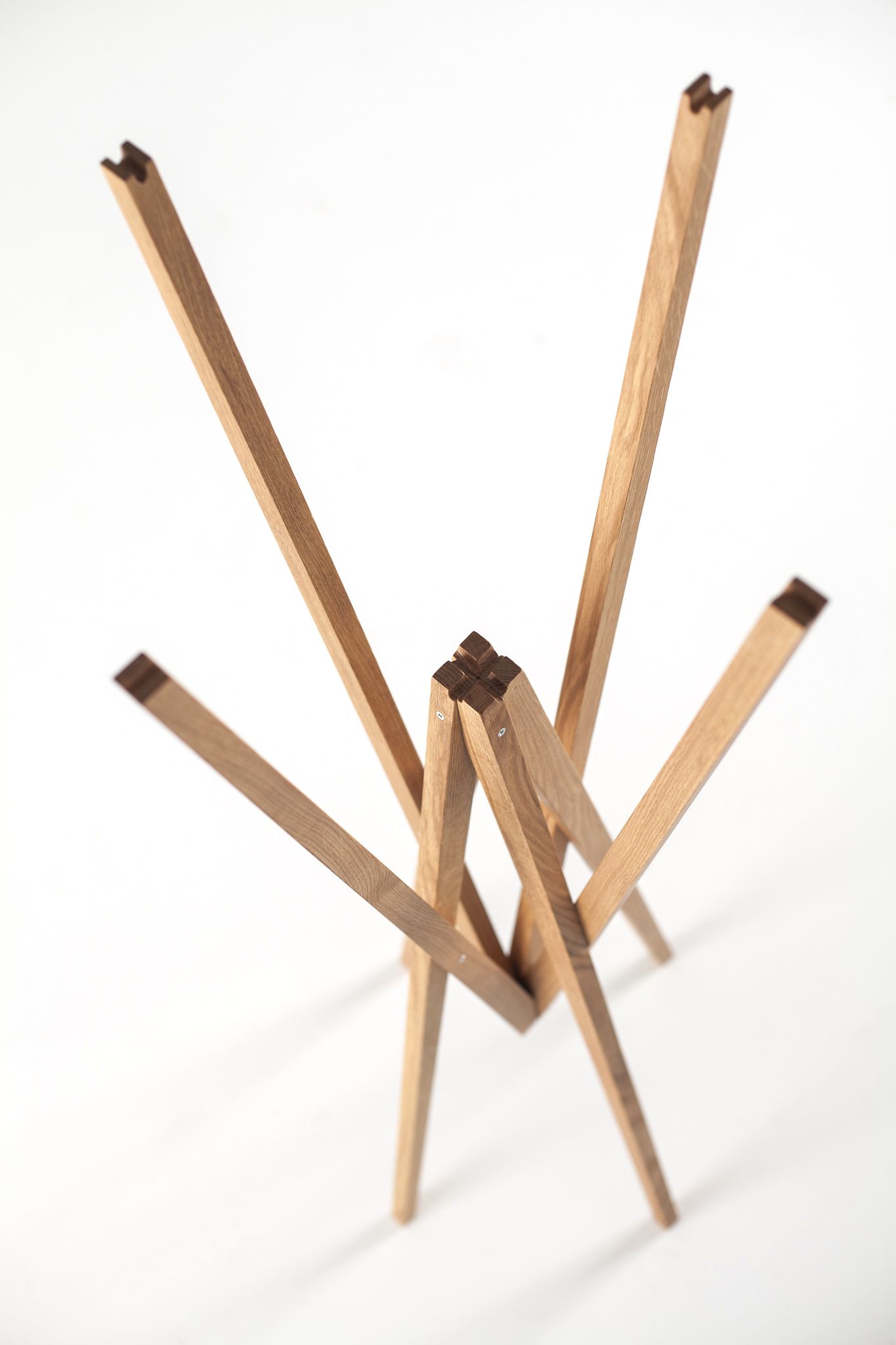 Detailaufnahme: Simetria Kleiderständer von Prostoria, minimalistisch, aus hellem Holz, für stilvolle Garderobenlösungen.