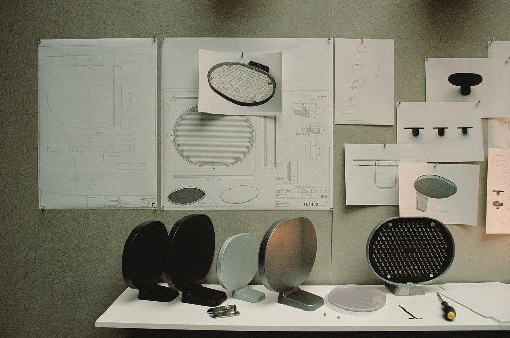 Oplight W1 Wandleuchte von Flos: Designprozess mit Skizzen und Prototypen der modernen LED-Wandlampe.