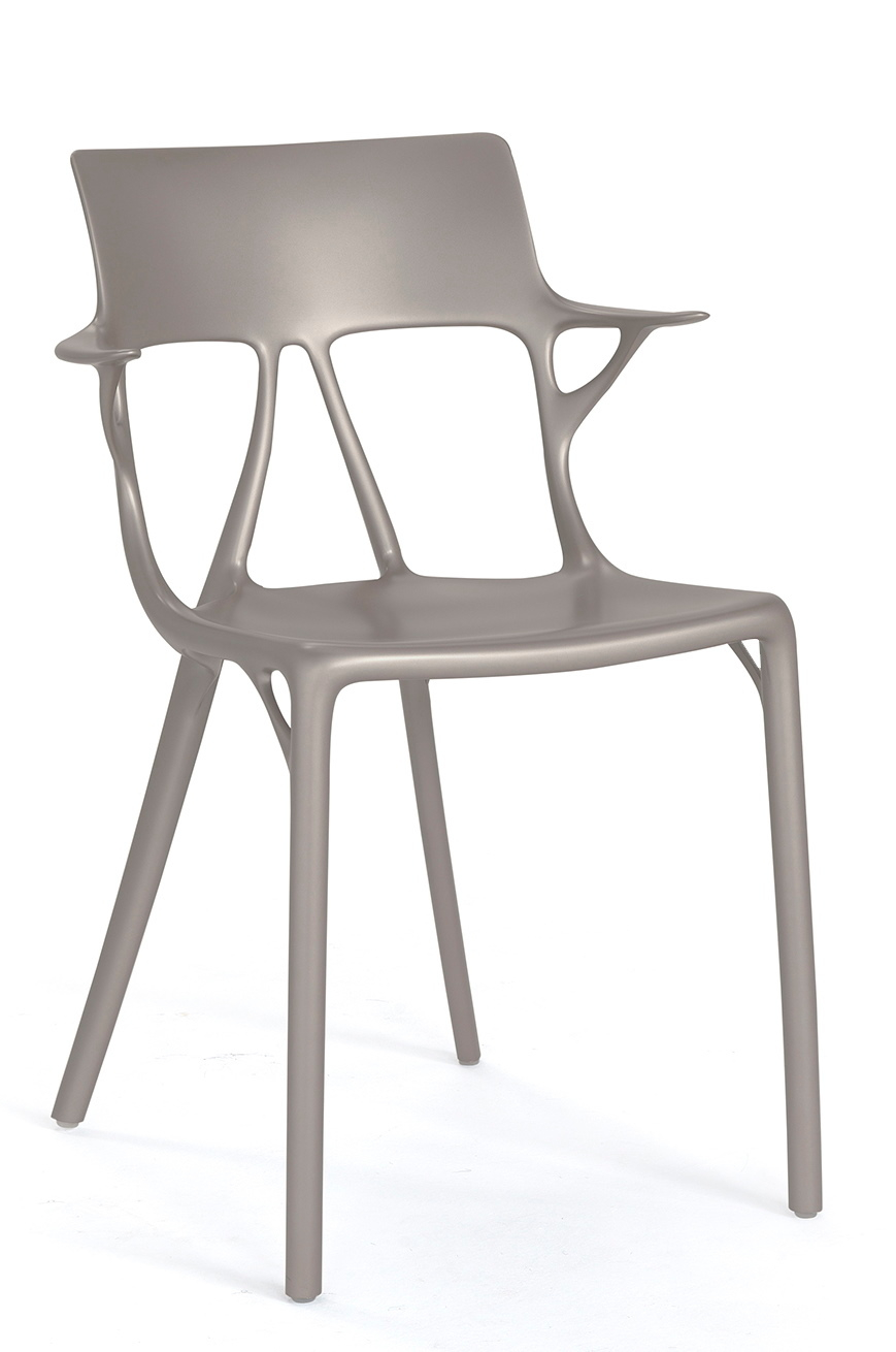 Silberner A.I. Stuhl von Kartell, moderner Designstuhl aus Kunststoff mit Armlehnen.