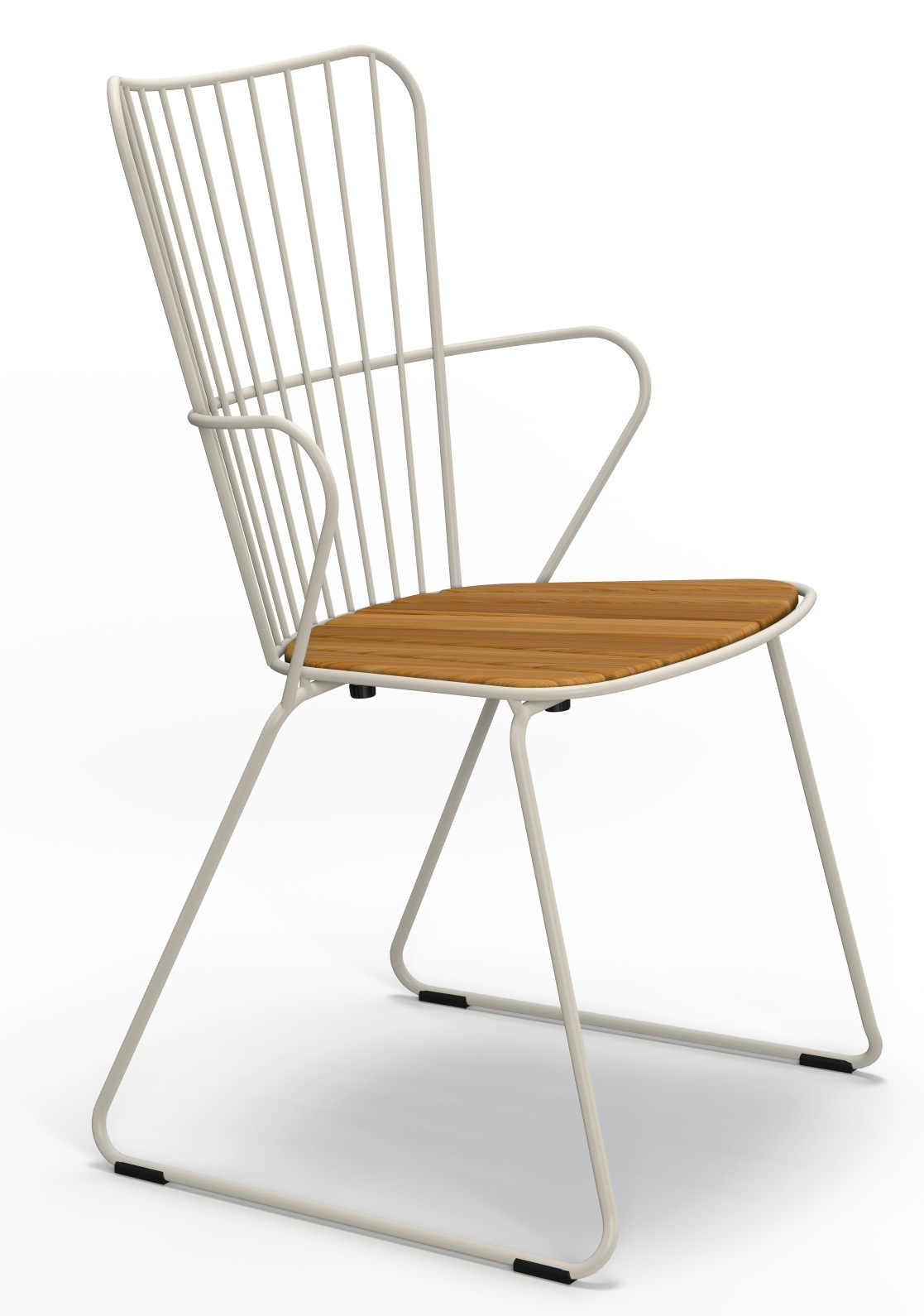 Weißer Paon Outdoor Dining Chair von Houe mit Armlehnen und Holz-Sitzfläche. Gartenstuhl für Terrasse.