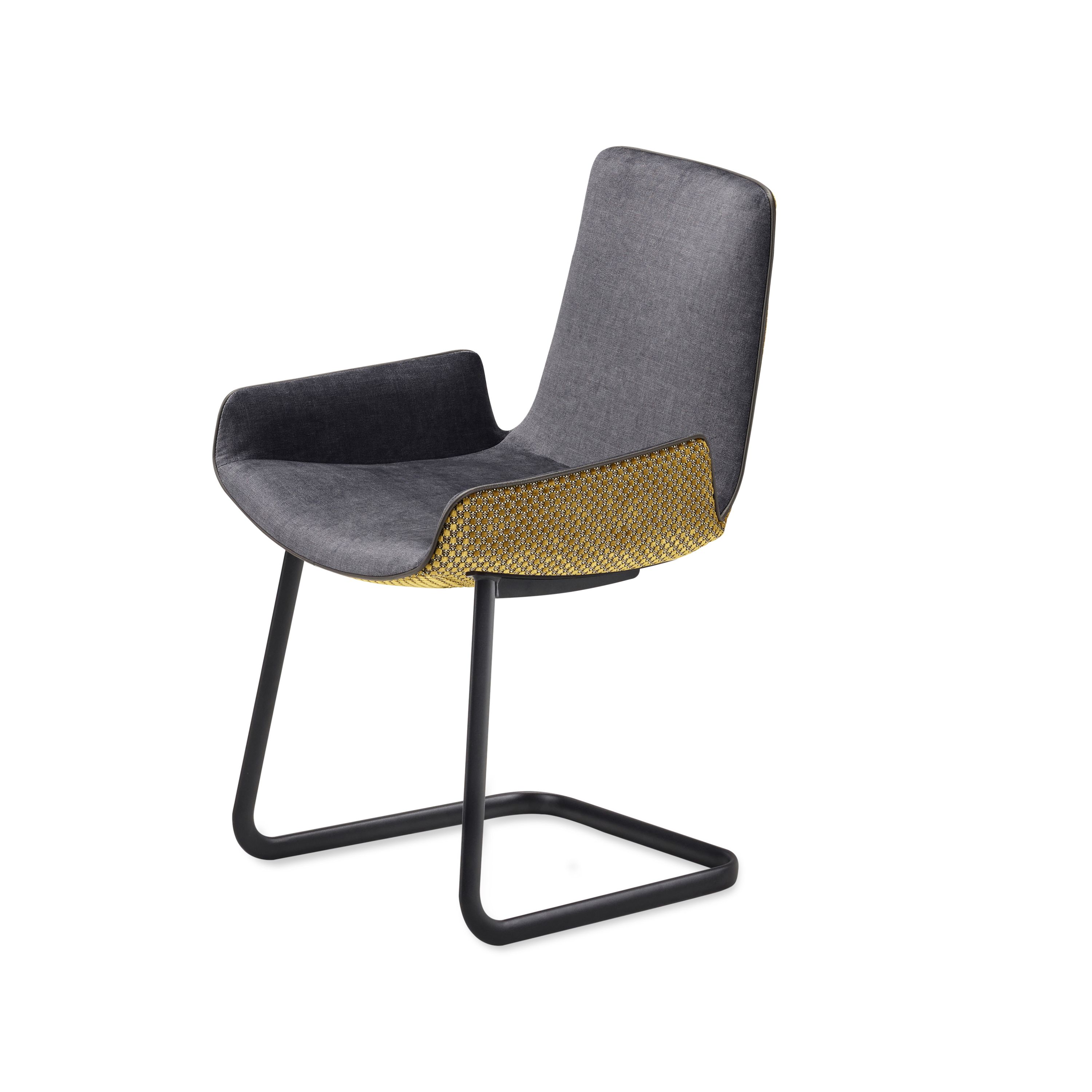 Amelie Armlehnstuhl von Freifrau Manufaktur mit grauem Stoffbezug und schwarzem Metallgestell. Design Stuhl für Wohnzimmer.