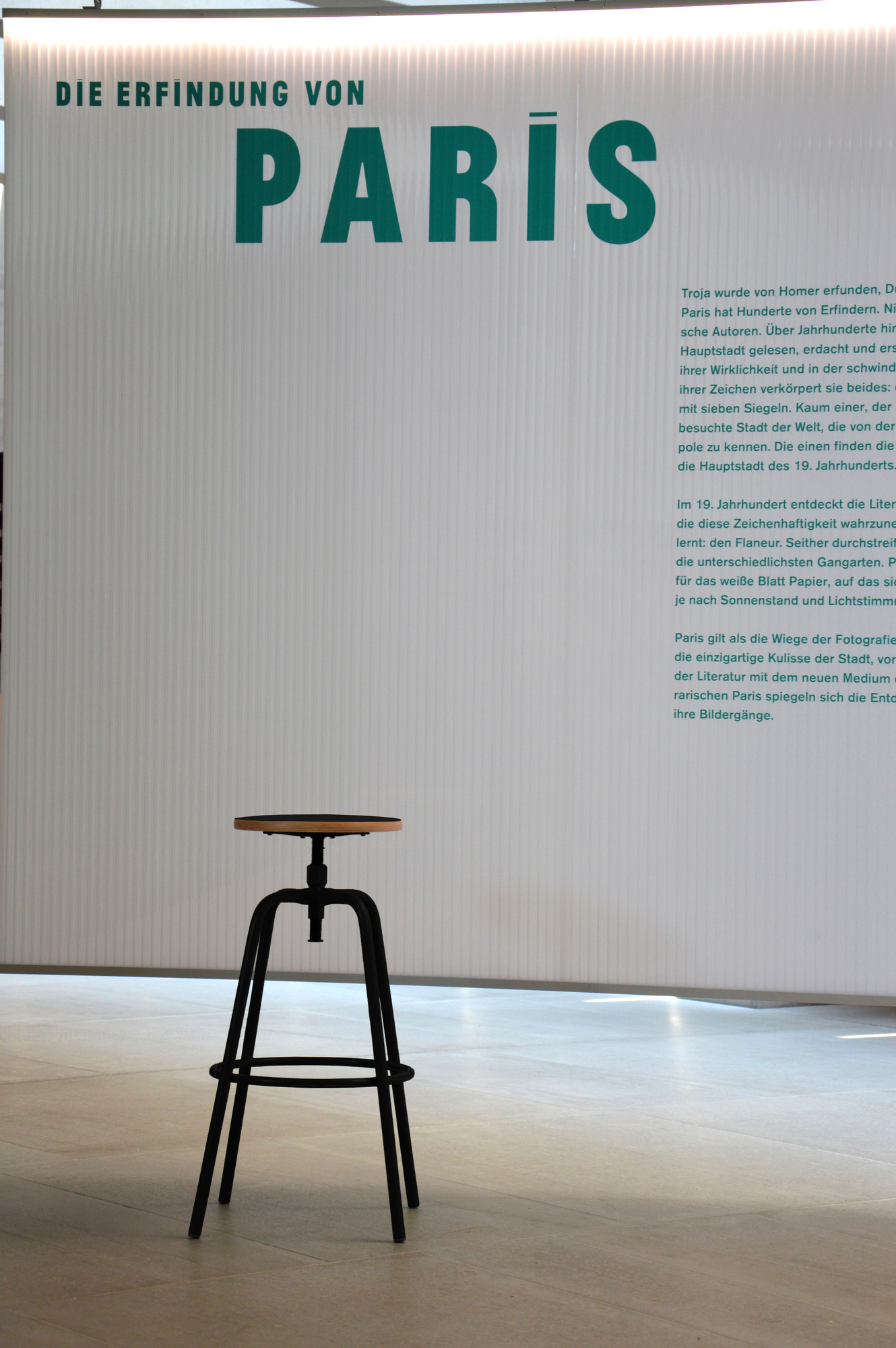 Schwarzer Paris Barhocker von Jan Kurtz mit Holz-Sitzfläche, ideal als Drehhocker für Küche oder Bar.