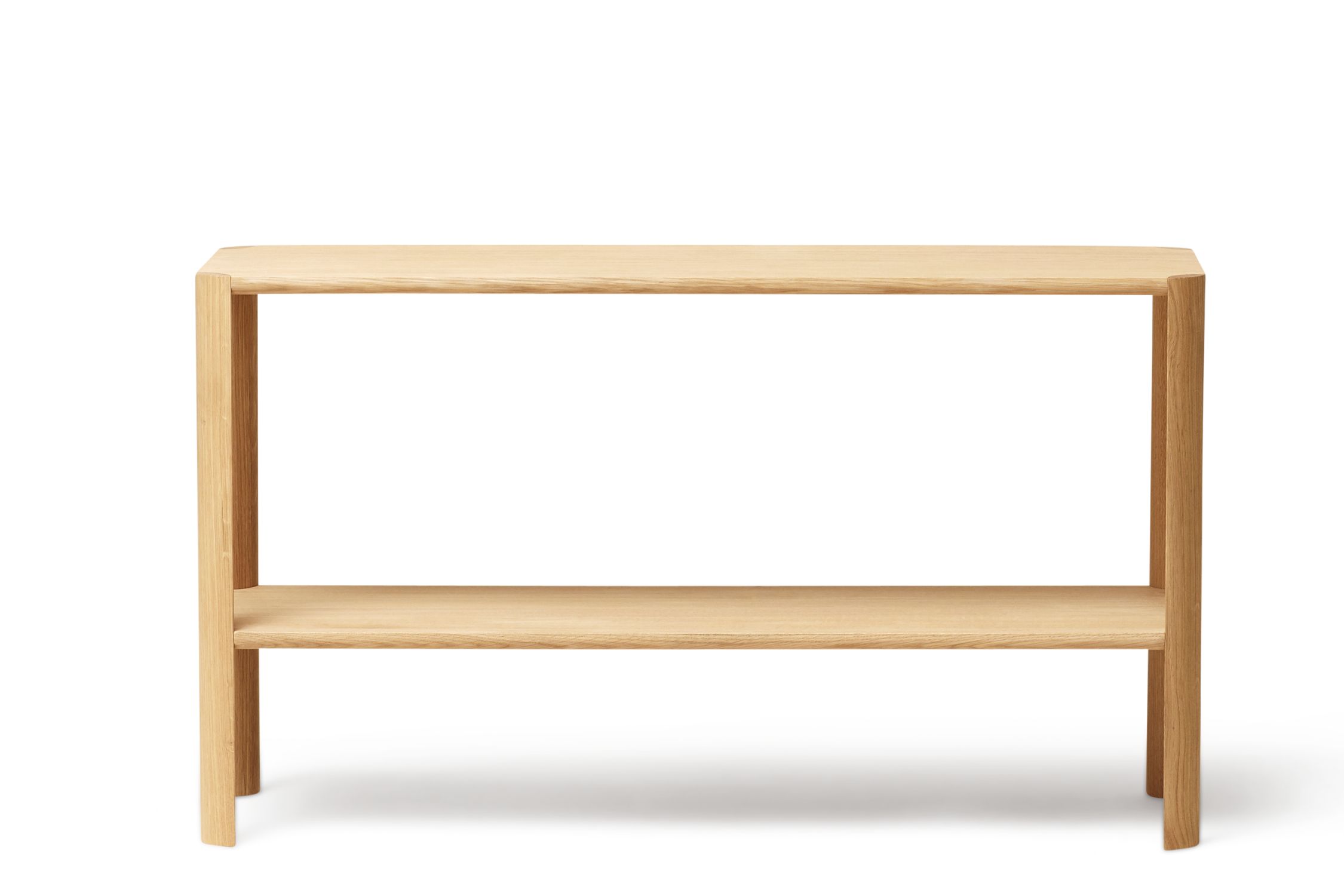 Leaf Regal: Schlichtes, weiß geöltes Eichenregal mit zwei Ebenen für Wohnzimmer oder Büro.