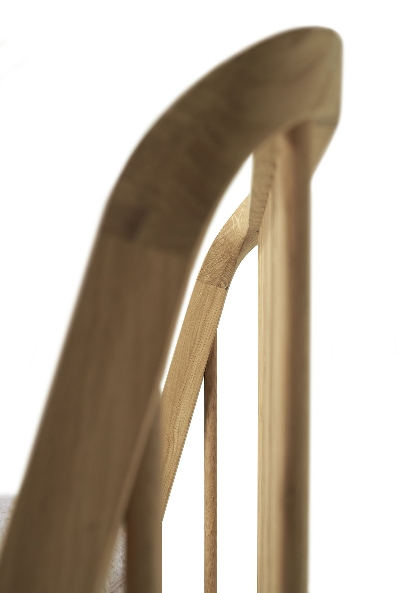 Detailaufnahme des Ethnicraft Spindle Bettes: Kopfteil aus massivem Eichenholz mit filigranen Spindeln.