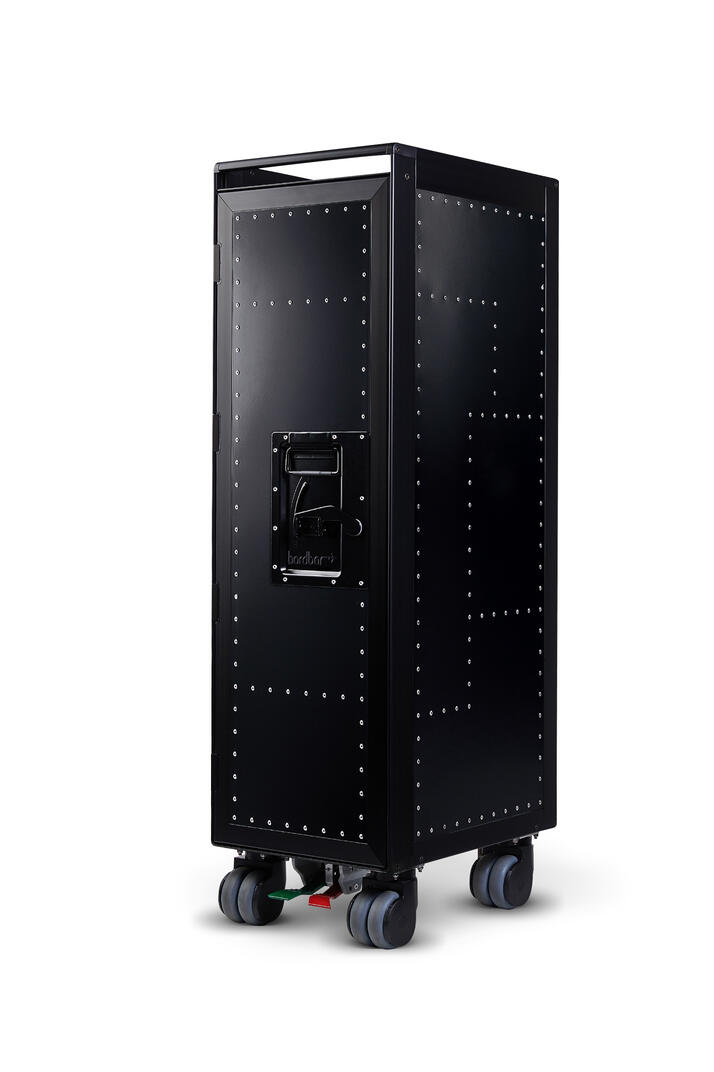 Schwarzer Rivet Rocker Flugzeugtrolley Bordbar mit Nieten und Rollen, ideal als Designmöbel.
