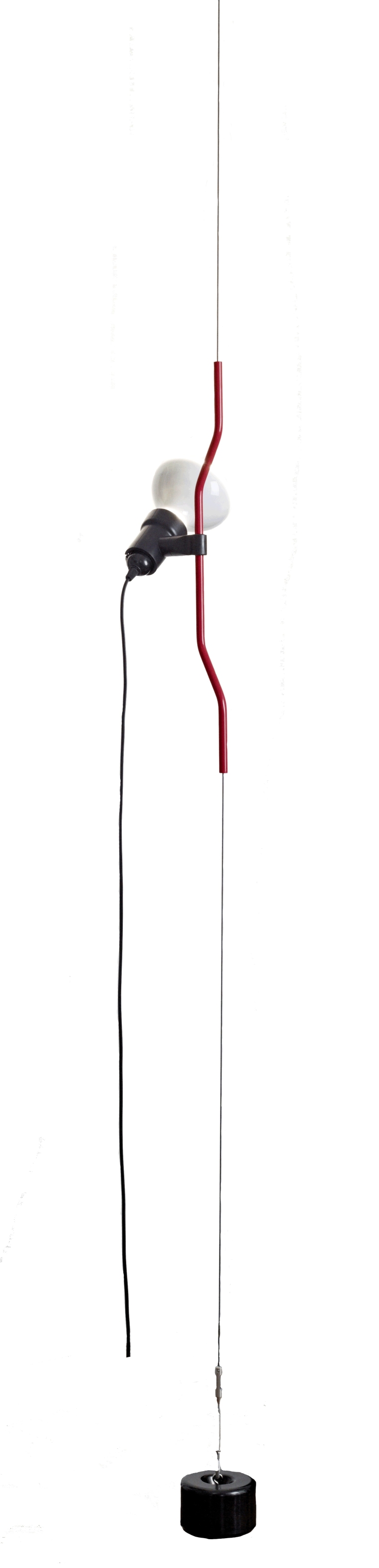 Rote Parentesi Lampe von Flos: Design Deckenleuchte mit Schalter und Gegengewicht.