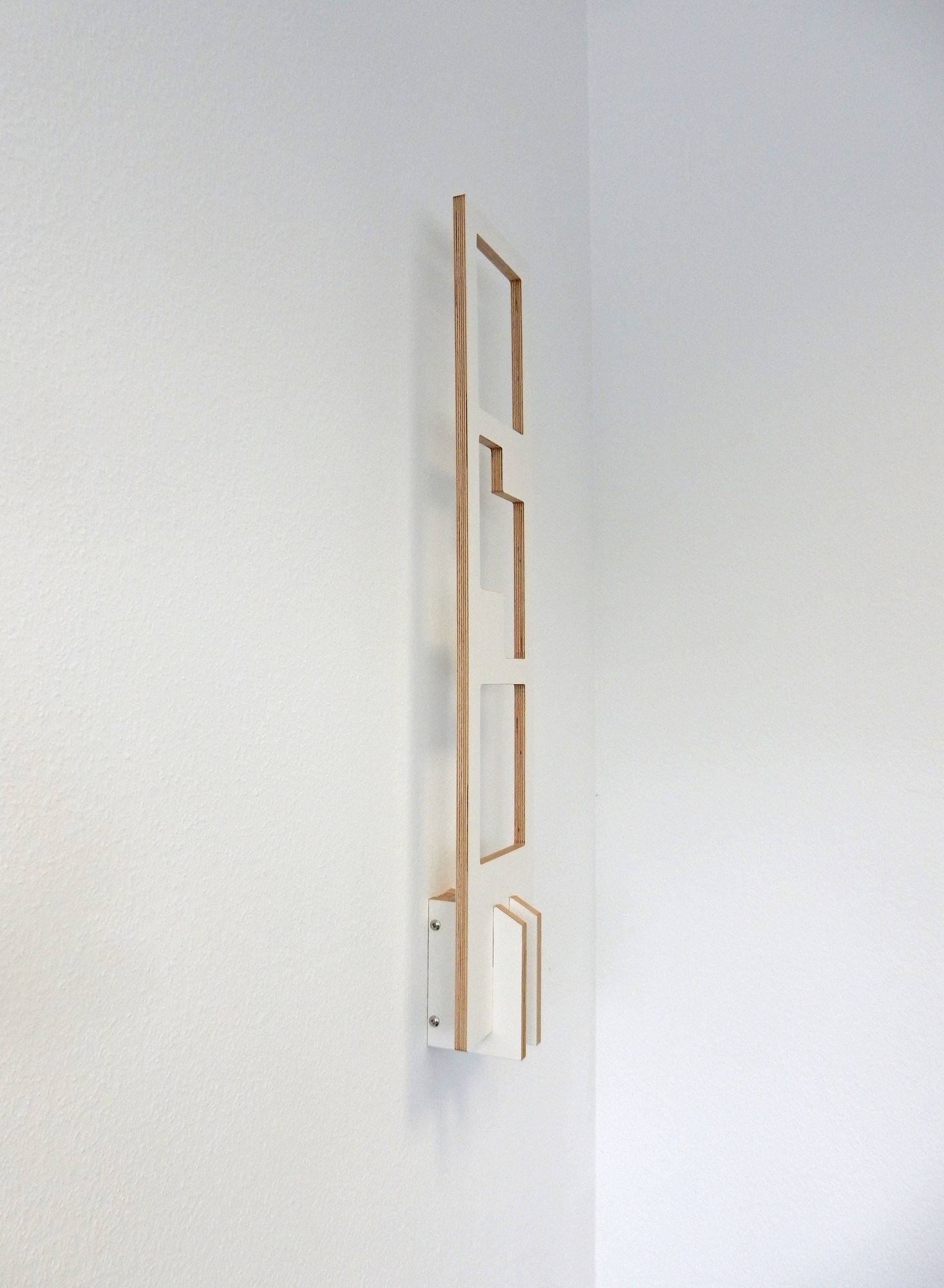 Tojo Lesestoff Bücherregal aus Holz, minimalistisch, wandmontiert, mit mehreren offenen Fächern für Bücher.