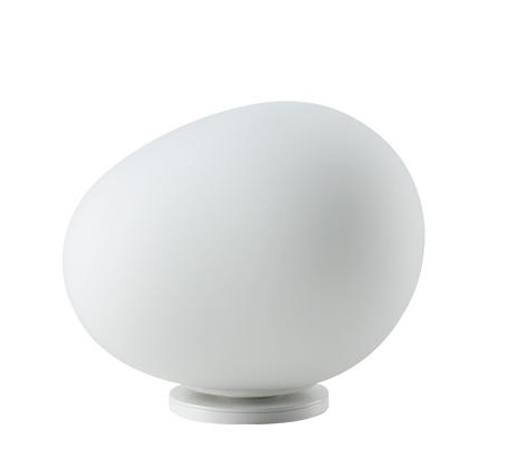 Weiße Gregg Tischleuchte von Foscarini mit organisch geformtem Lampenschirm und rundem Sockel.