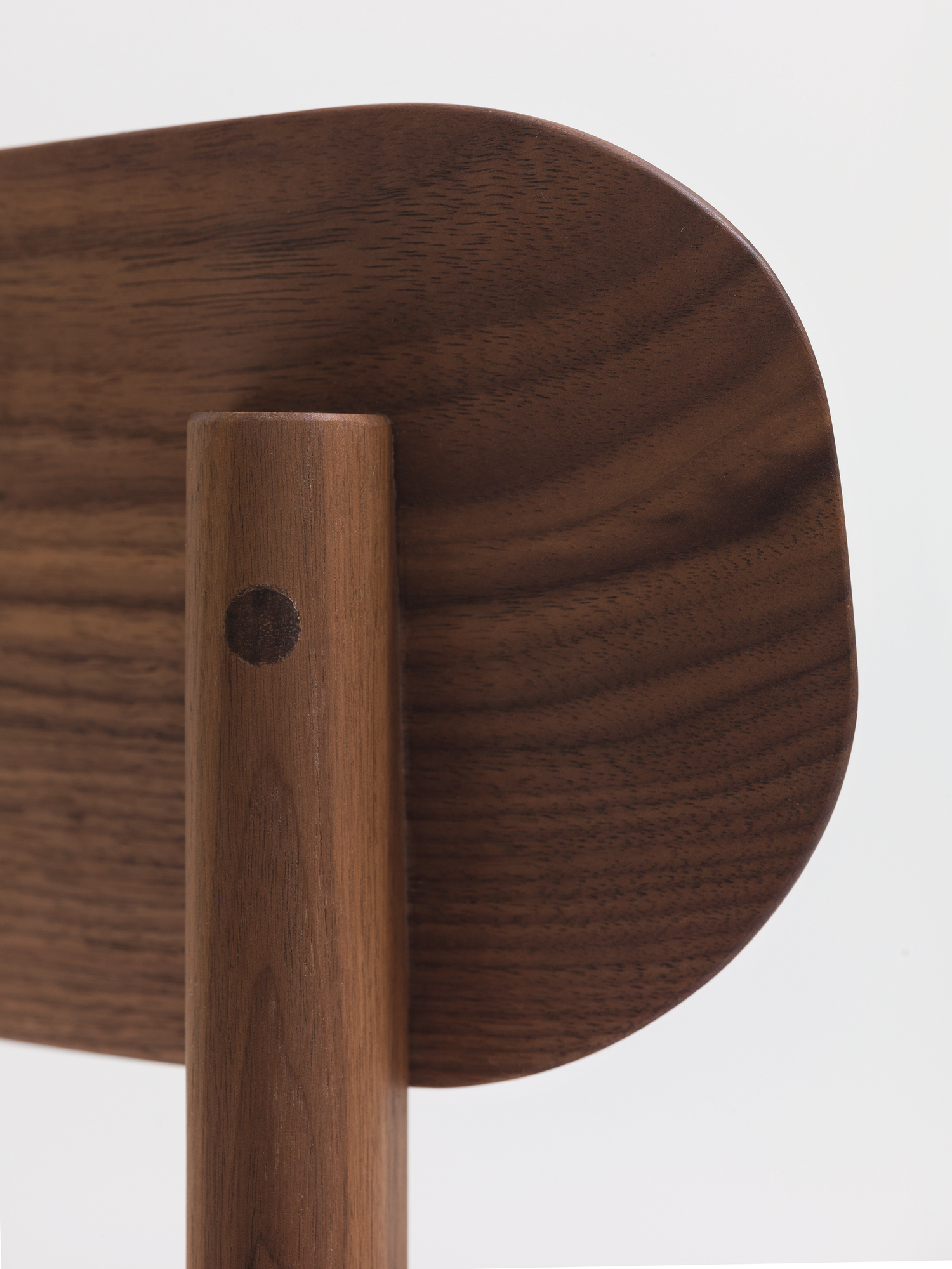 Detailaufnahme: 1.3 Chair Holzstuhl mit Rückenlehne aus amerikanischem Nussbaumholz.