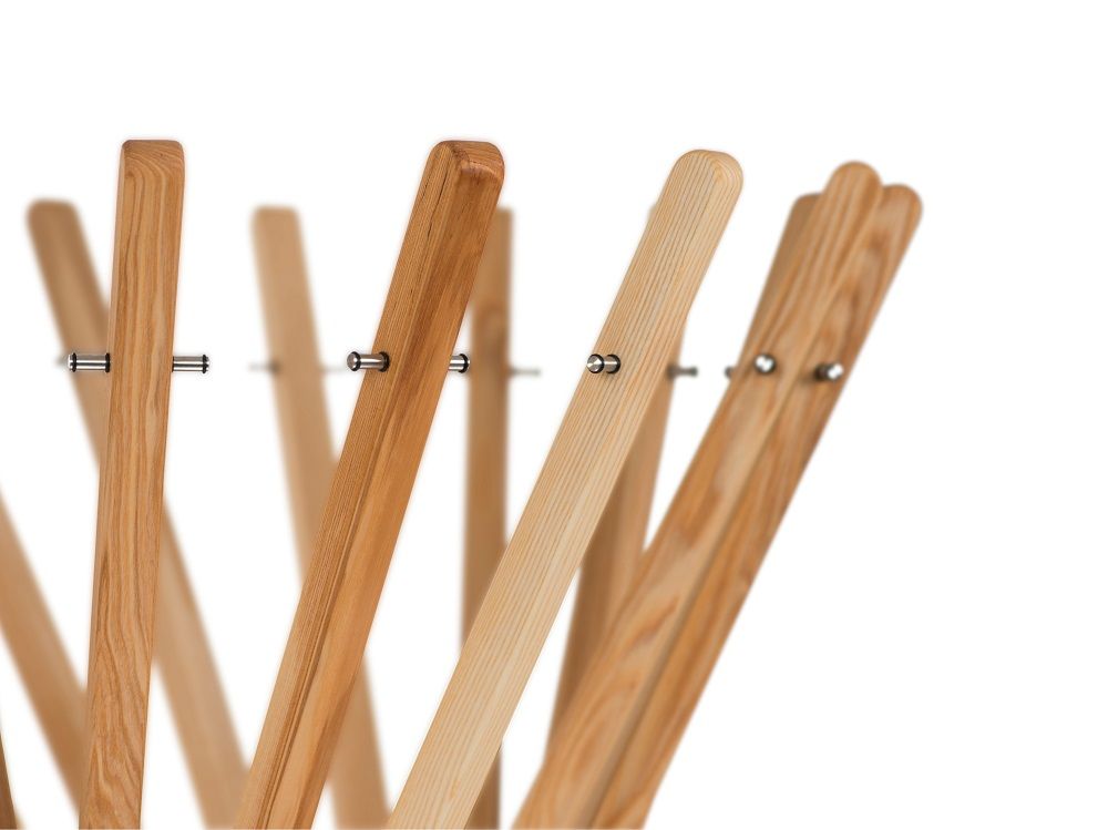 Detailaufnahme: Mrs. Marilyn Garderobenständer von Keilbach Designprodukte mit 15 Holzstäben und silbernen Haken.