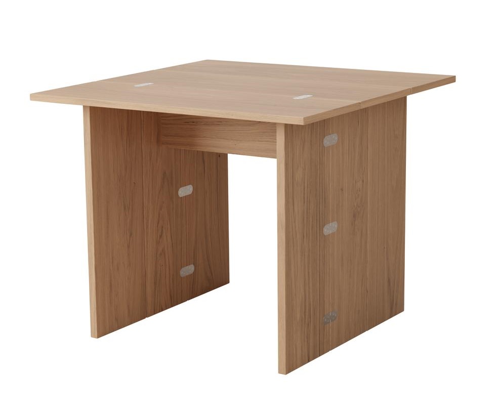 Design House Stockholm Flip Table Klapptisch aus hellem Holz, zusammengeklappt, für kleine Räume.