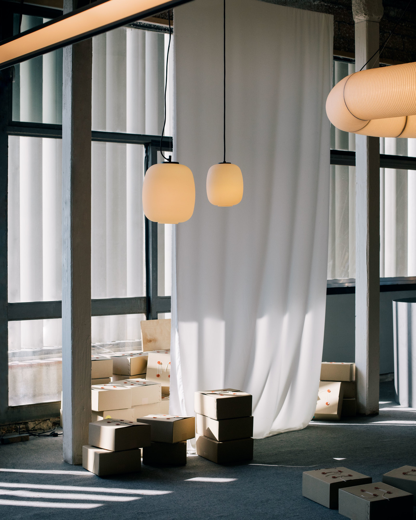 Globo Cesta Pendelleuchten von Santa & Cole, moderne Hängelampen mit warmem Licht.