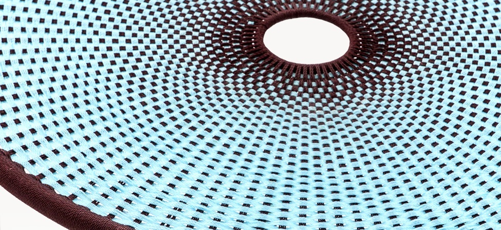 Detailaufnahme des Banjooli Tischs von Moroso in Gelb und Schwarz, gewebtes Design.