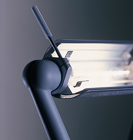 Nahaufnahme der modernen Luceplan Lola Wandleuchte: Design Lampe mit verstellbarem Arm und hellem Licht.