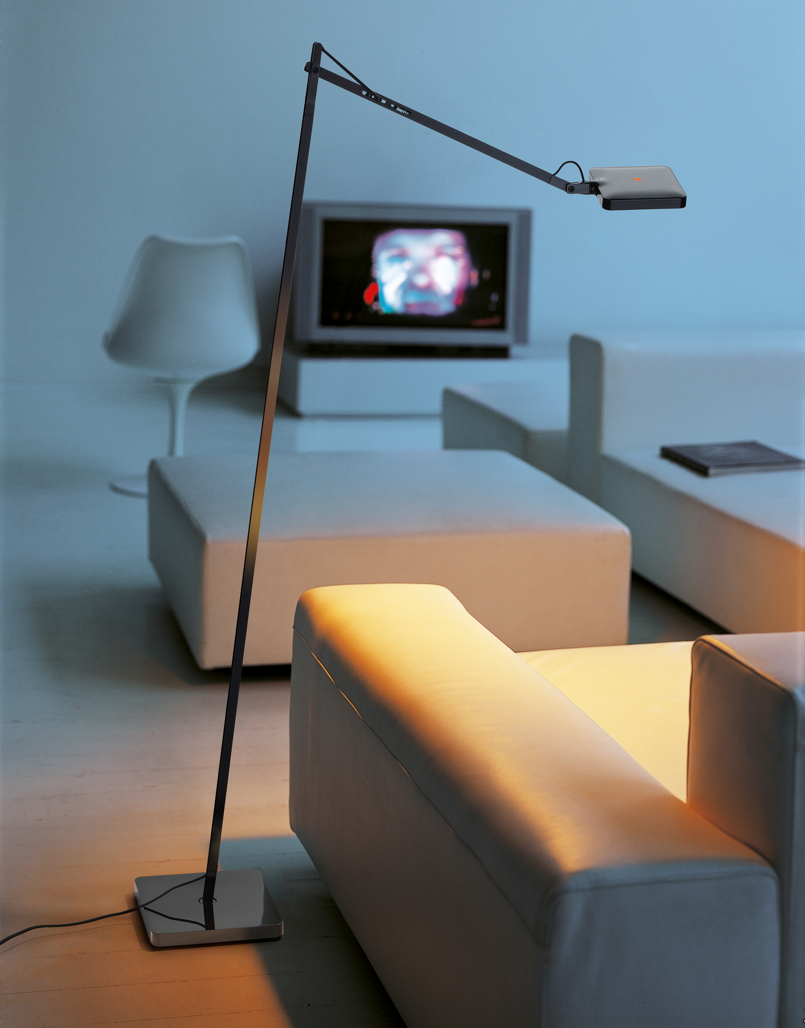 Kelvin LED Stehleuchte von Flos, modernes Design, dimmbar, für Wohnzimmer und Büro.