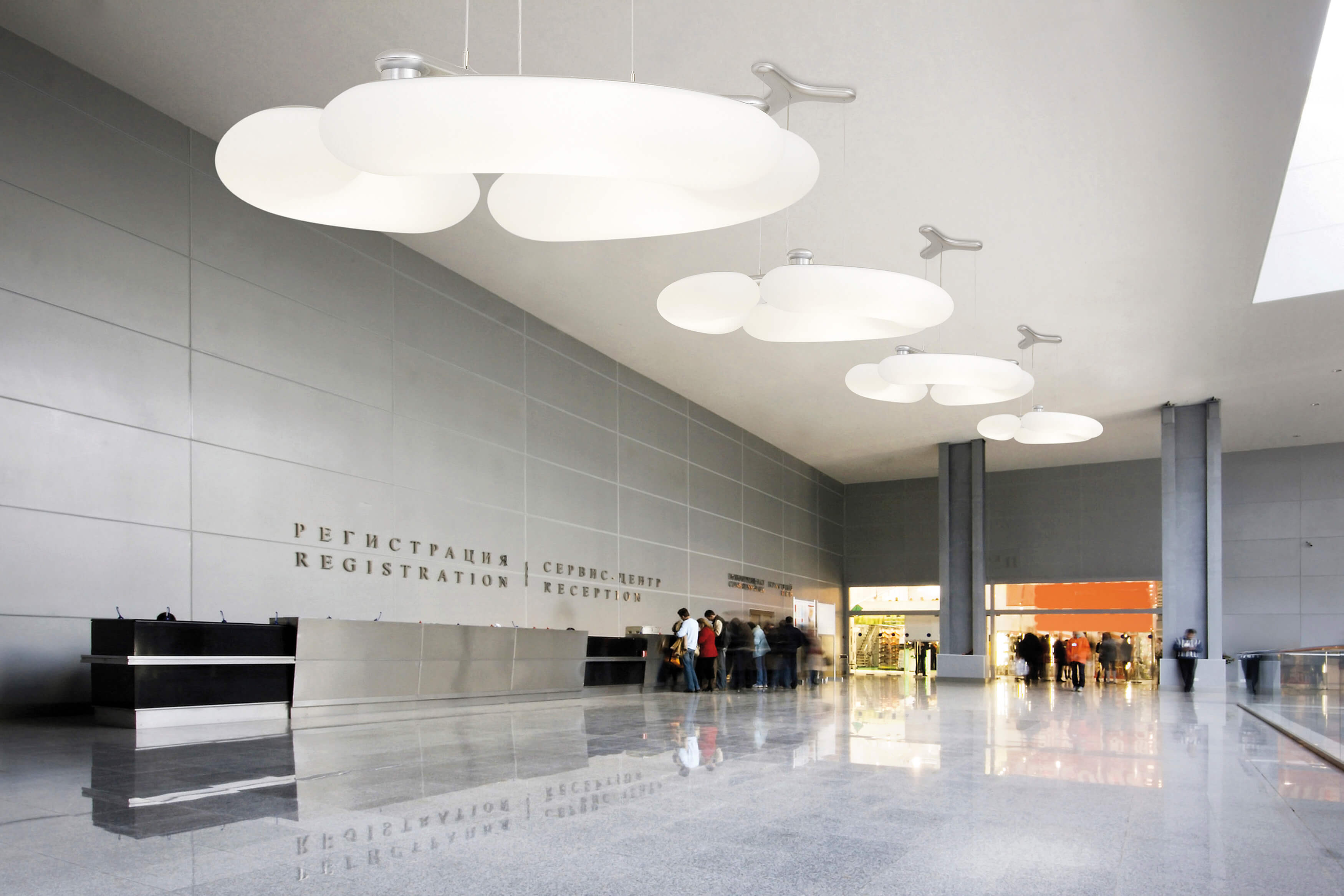 Helle Blade Pendelleuchte im Großraumbüro. Moderne LED-Lampe mit indirektem Licht und zeitlosem Design.