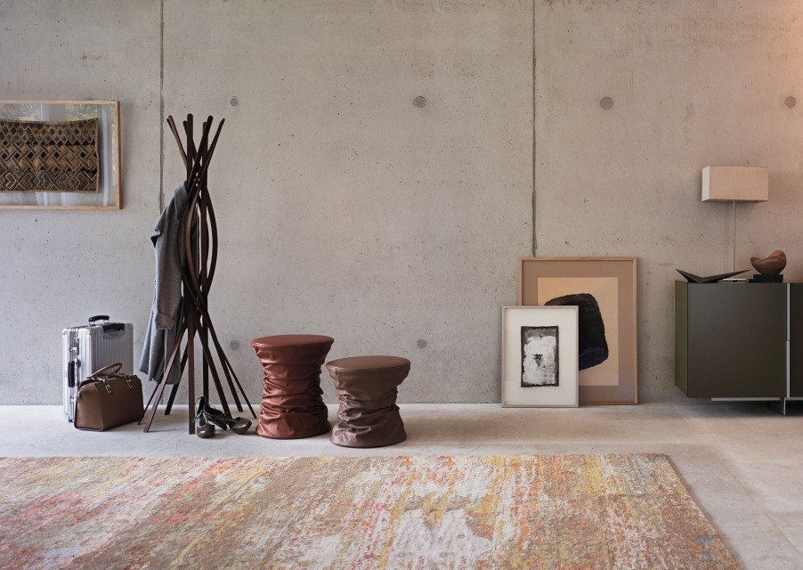 Zwei braune Bellows Hocker / Beistelltische von Walter Knoll in modernem Ambiente.