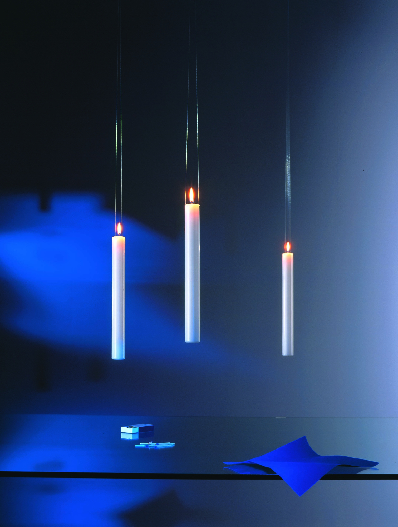 Drei brennende Fly Candle Fly! Hängekerzen von Ingo Maurer, moderne Beleuchtung für Wohnräume.