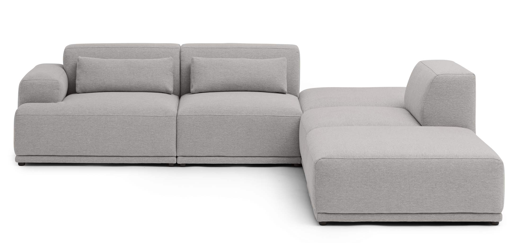Graues Connect Soft Modular Sofa von Muuto, Ecksofa mit Kissen und Ottomane.