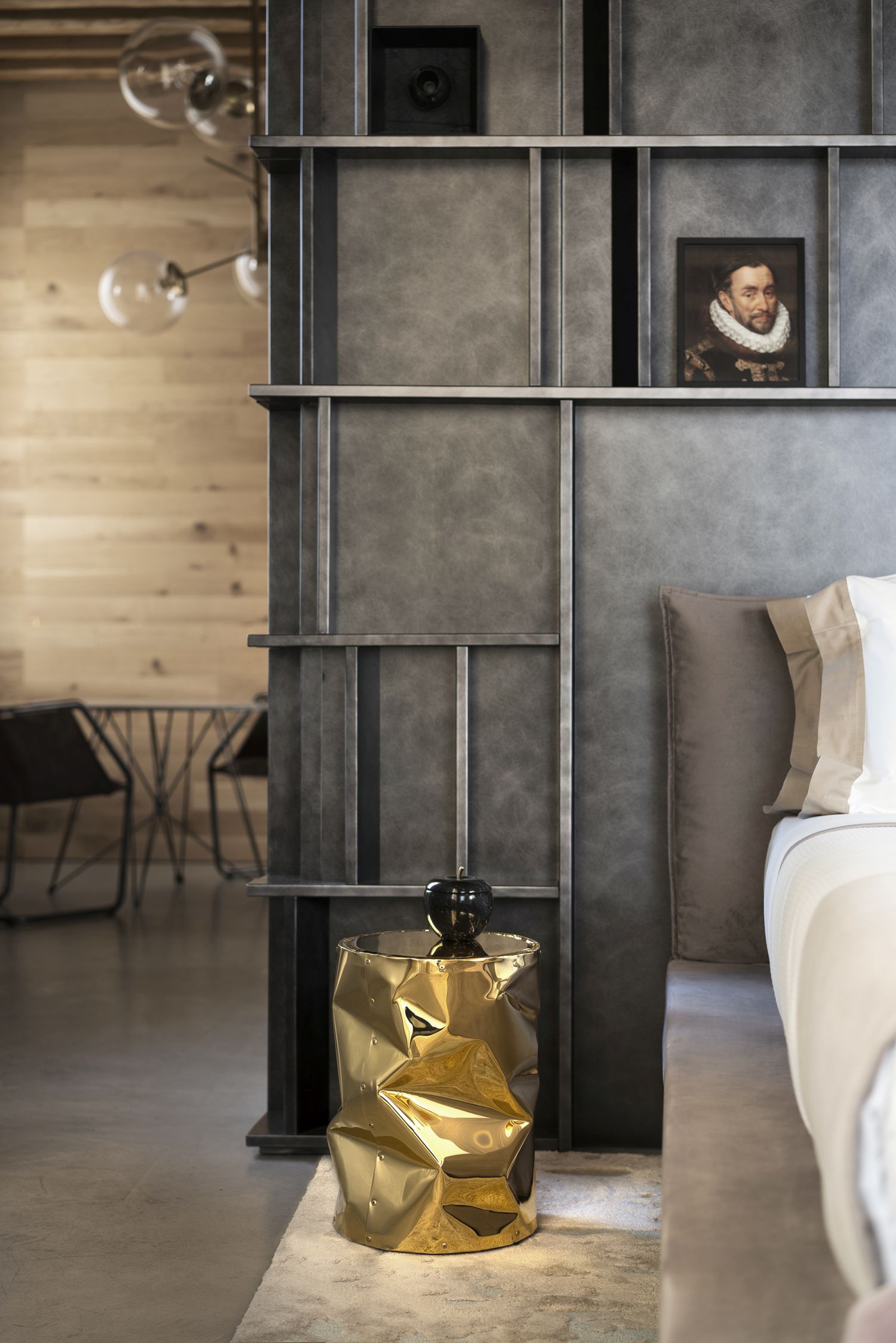 Goldener TAB.U Beistelltisch von Opinion Ciatti als Nachttisch im Schlafzimmer, modernes Design.