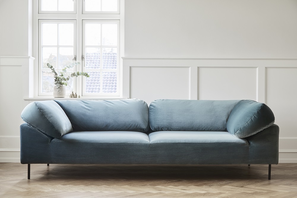 Collar Sofa Icon Woud: Blauer 3-Sitzer mit weichen Kissen und minimalistischem Design.