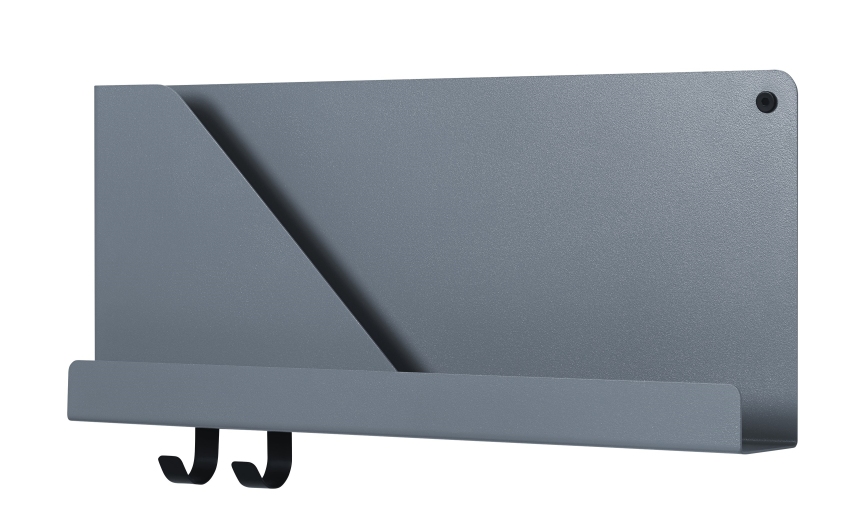 Graues Muuto Folded Shelves Wandregal mit Ablage und zwei Haken für Flur oder Büro.