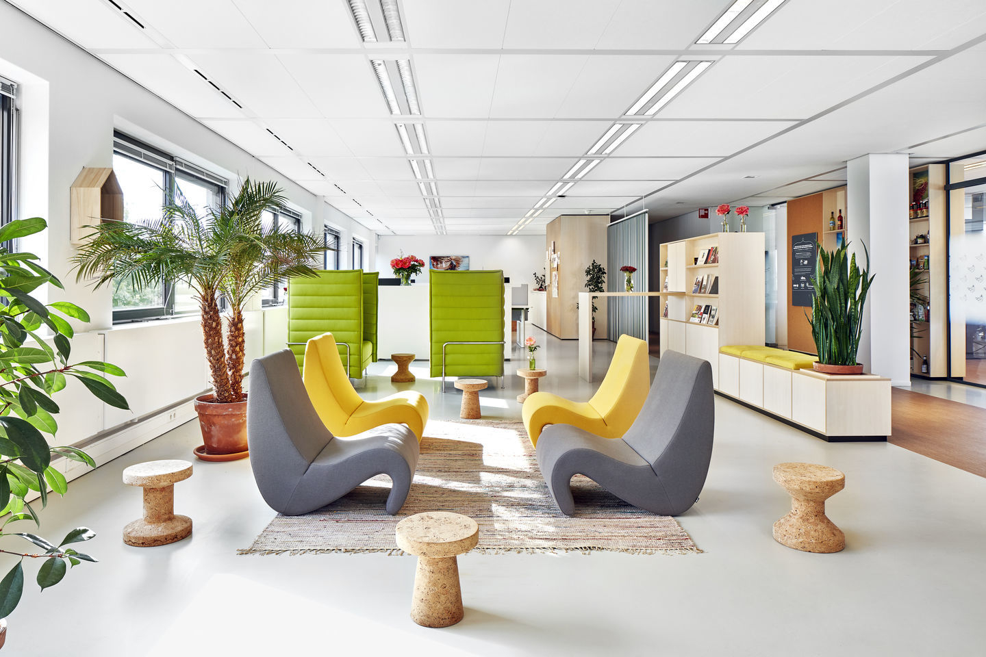 Gelber und grauer Amoebe Sessel von Vitra in modernem Büro, Wartebereich mit Designmöbeln.