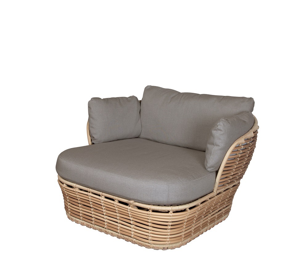 Basket Outdoor Loungesessel von Cane-Line mit grauen Kissen und Rattan-Geflecht für den Garten.