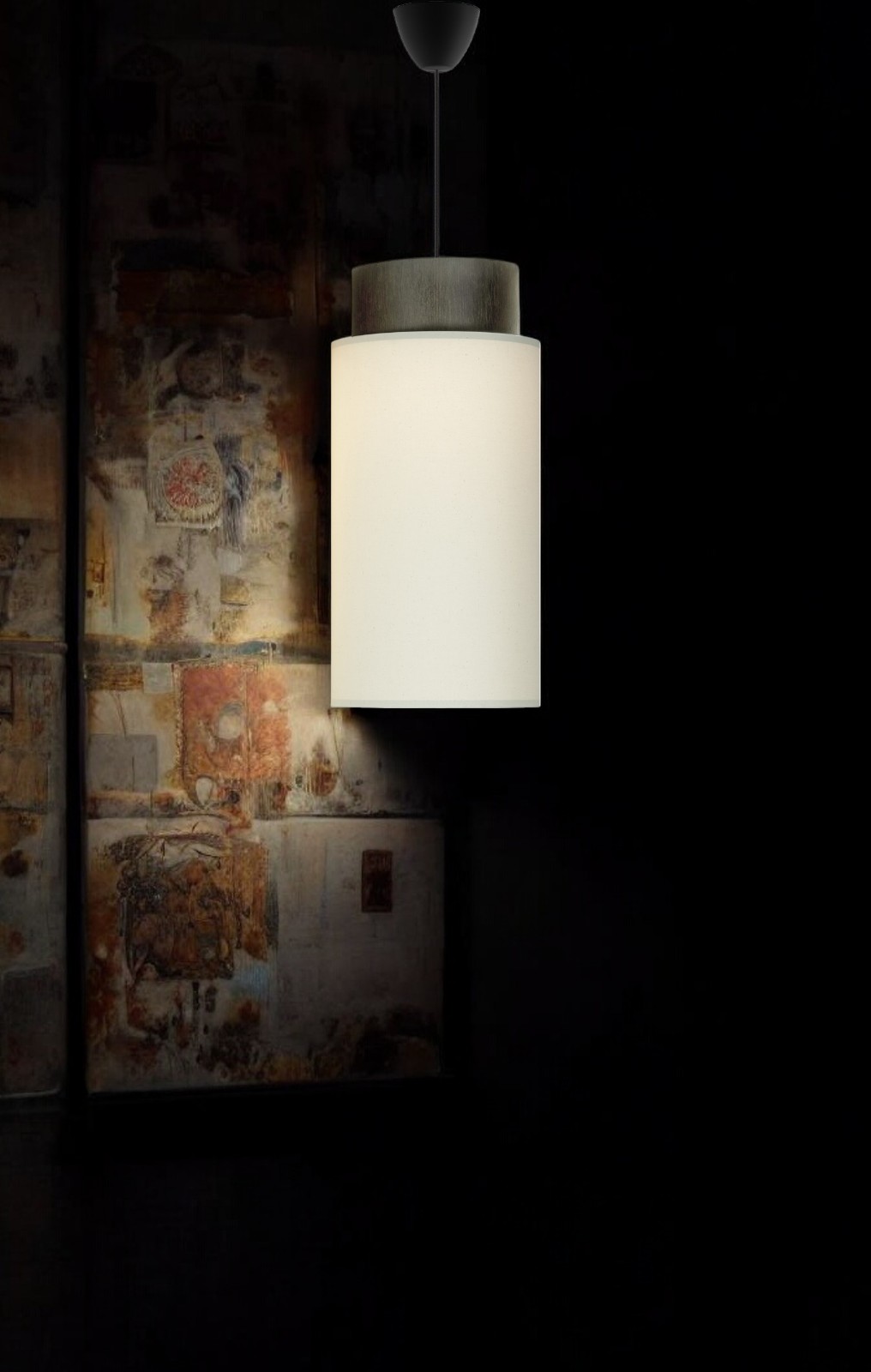 Hiro Pendelleuchte von Maigrau: Moderne Hängelampe mit zylindrischem Schirm und dunklem Holzaufsatz.