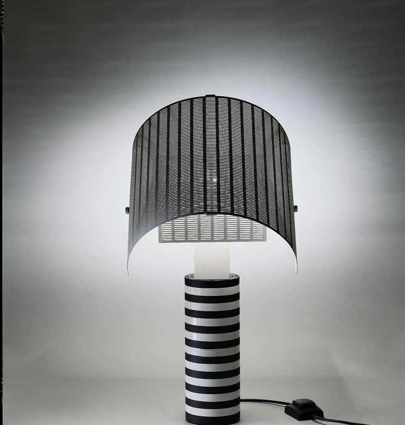 Shogun Tavolo Tischleuchte von Artemide: Schwarz-weiß gestreifte Designlampe mit perforiertem Schirm. Moderne Beleuchtung für Wohnraum und Büro.