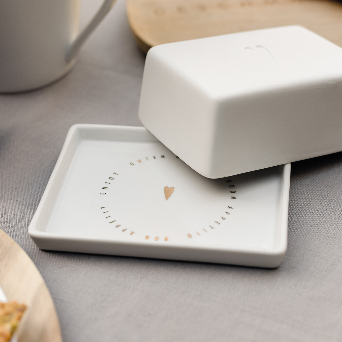 Weiße "Guten Appetit" Butterdose von Räder mit Herz-Motiv, Keramik, für stilvolles Servieren von Butter.