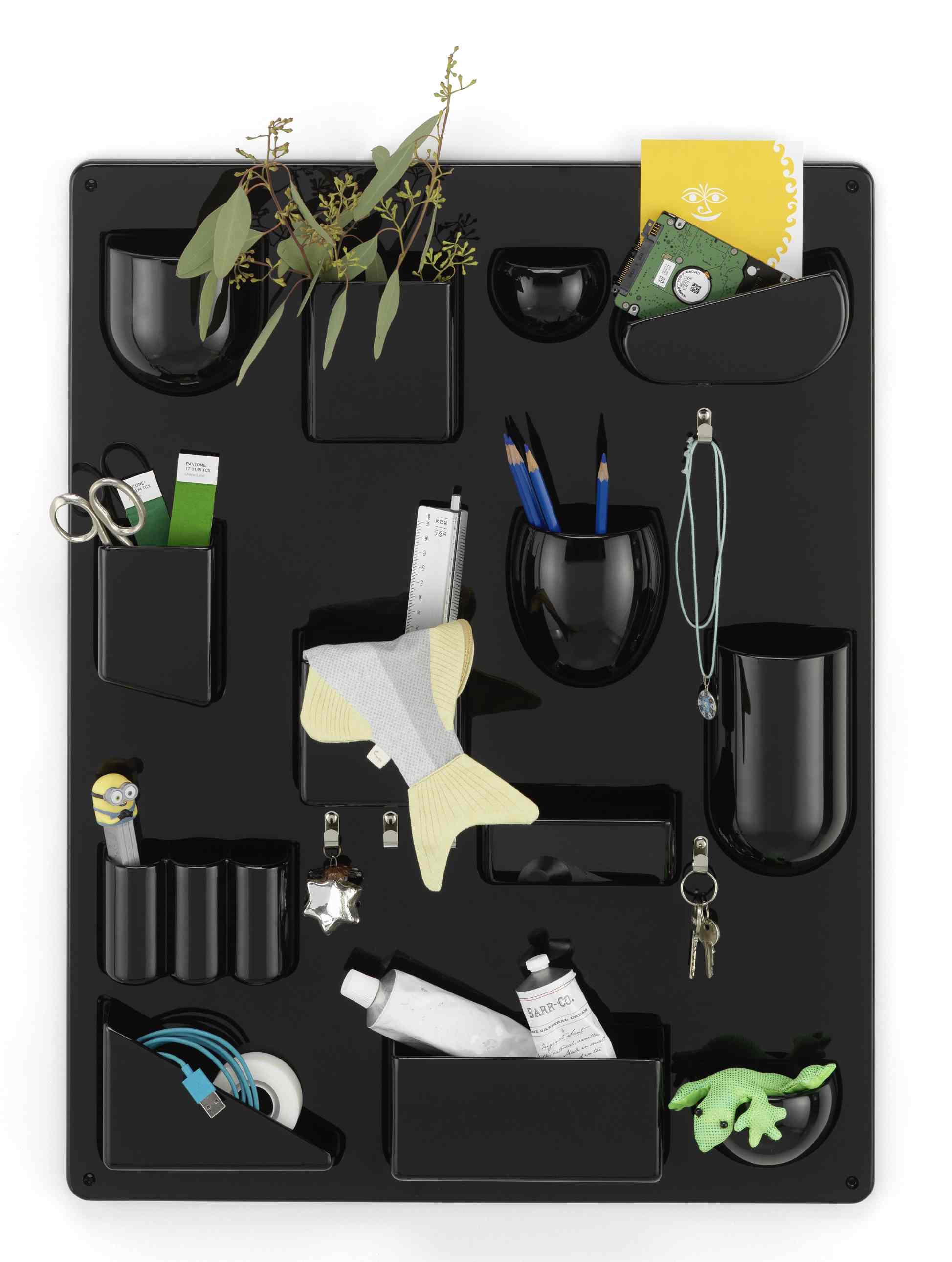 Schwarzes Vitra Uten.Silo RE II Ordnungssystem mit diversen Büroartikeln, Pflanzen und Accessoires zur Wandaufbewahrung und Organisation.