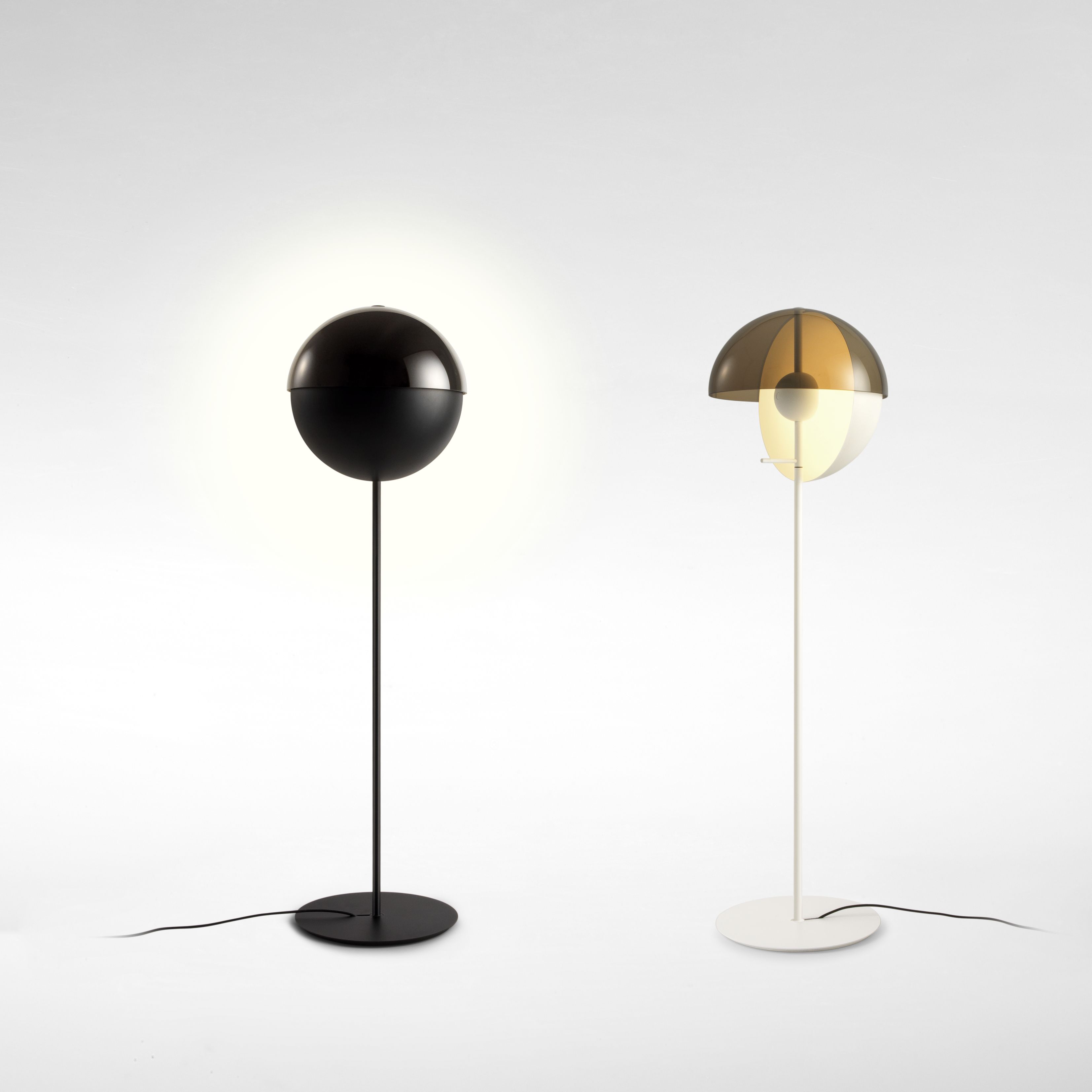 Theia Stehleuchten von Marset in Schwarz und Weiß, moderne Bodenleuchten für Wohnzimmer und Schlafzimmer.