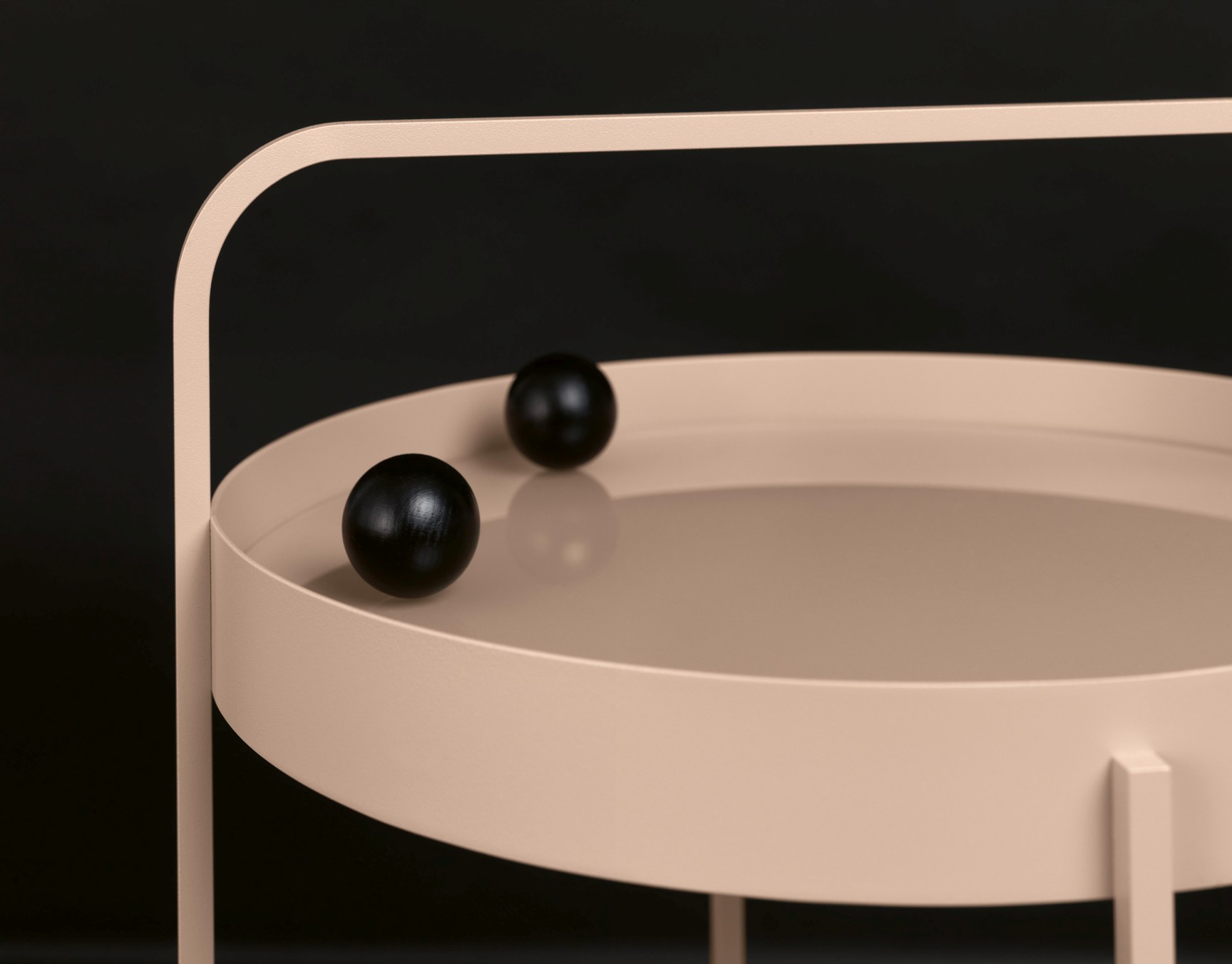 Albert Beistelltisch von Schönbuch, hellrosa mit zwei schwarzen Kugeln, modernes Design.