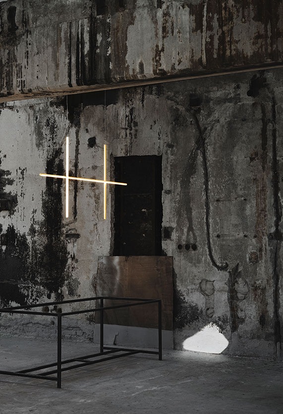 Coordinates Pendelleuchte von Flos: Moderne LED-Hängeleuchte in Kreuzform, ideal für Wohn- und Geschäftsräume.