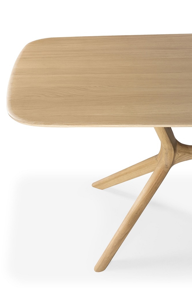 Detailaufnahme des Ethnicraft "X Dining table" Esstischs aus Eiche mit einzigartigem, modernem Design.