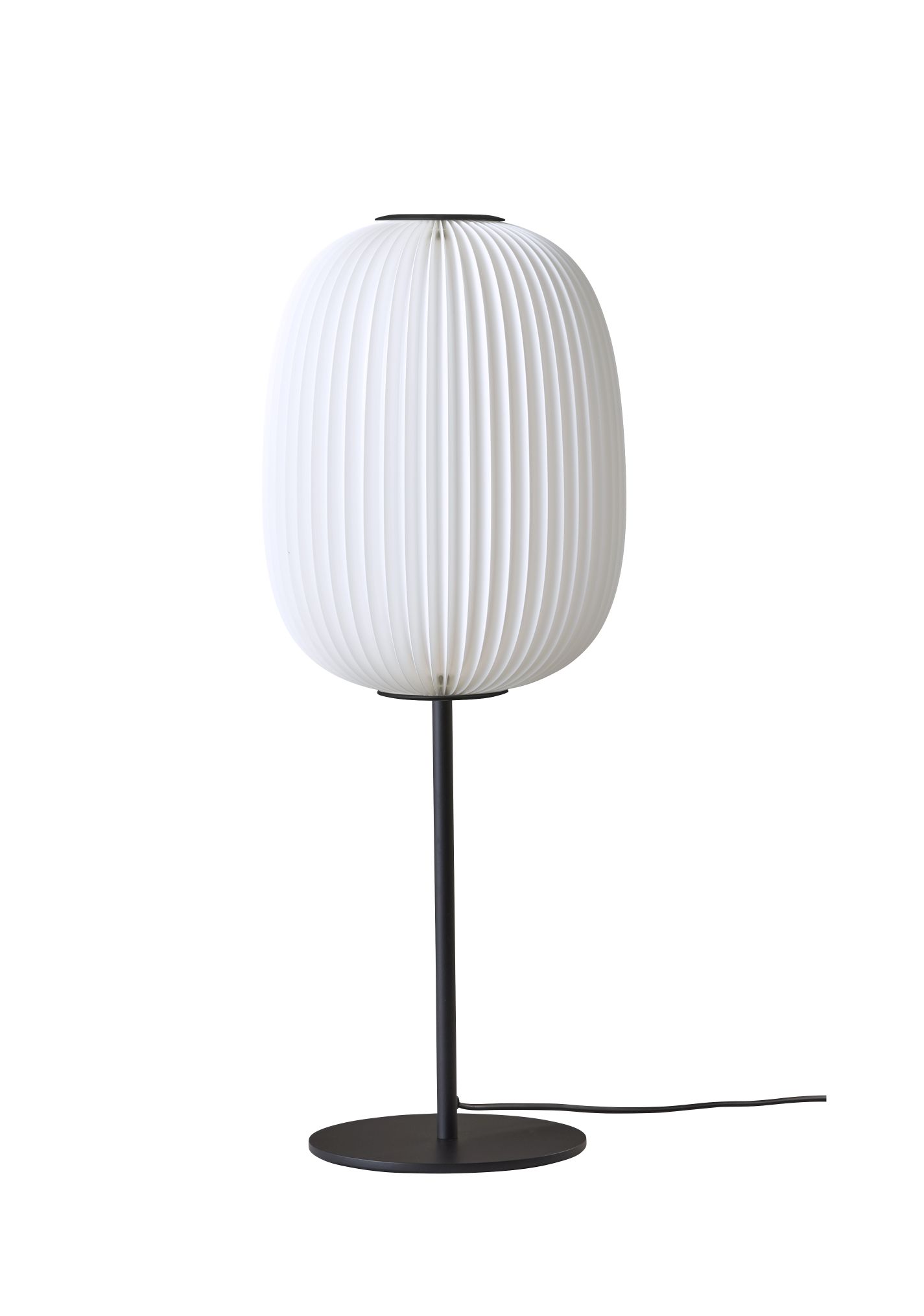 Weiße Le Klint Lamella Tischleuchte mit plissiertem Schirm und schwarzem Fuß. Designlampe.