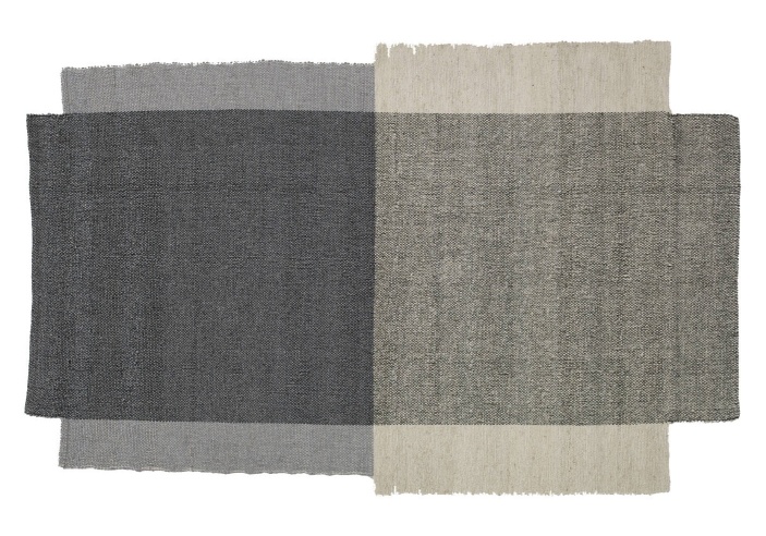 Nobsa Rug Teppich, kleines Format, mit Farbblockmuster in Grau- und Beigetönen.