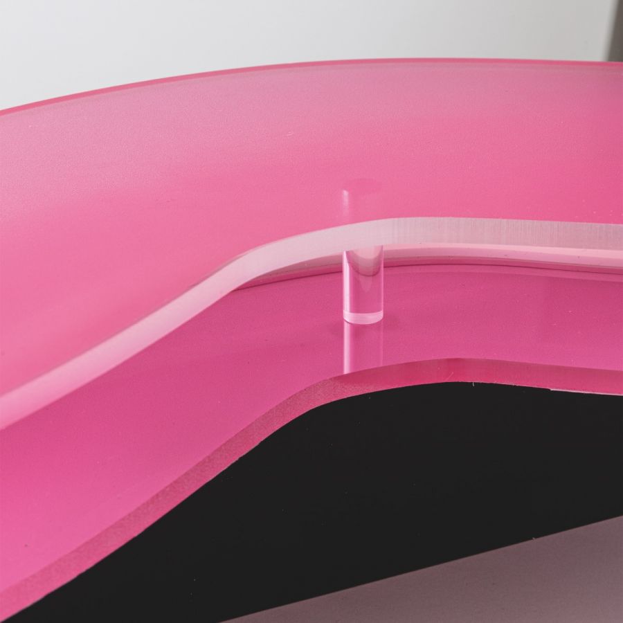 Detailaufnahme des Supercurve Flower Spiegels von Seletti in Pink, modernes Design, Wohnaccessoire.