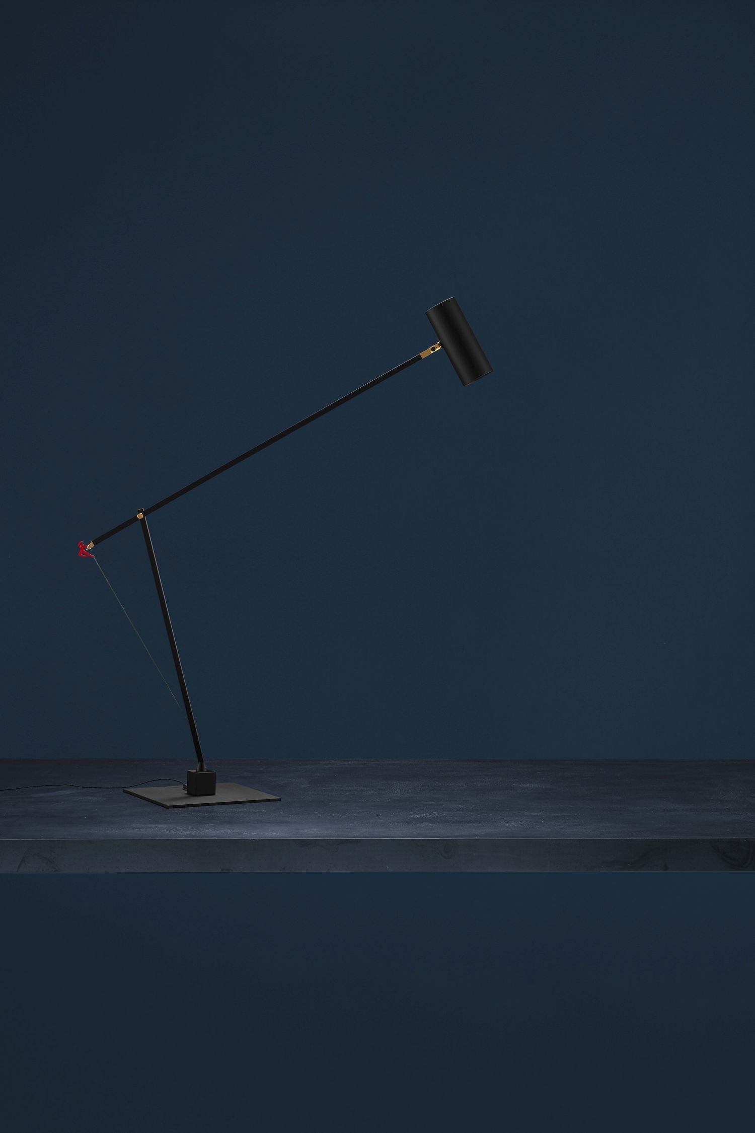 Schwarze Ettorino Tischleuchte von Catellani & Smith, modernes Design mit verstellbarem Arm.