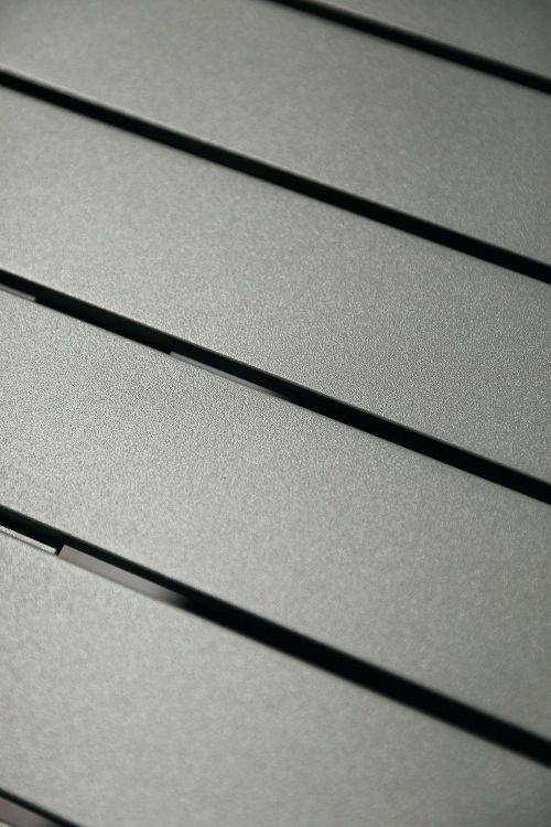 Detailaufnahme der Tischplatte des Fermob Costa Outdoor Tisches, wetterfest und stilvoll.