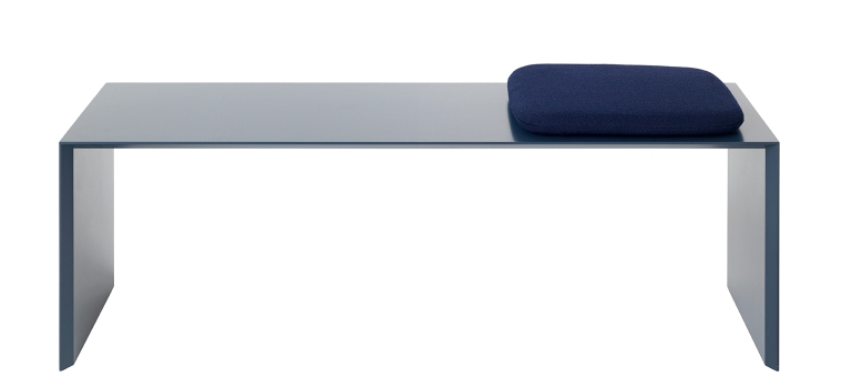 Schönbuch Add On Sitzbank, 120 cm breit, in blau mit dunkelblauem Sitzkissen. Moderne Sitzbank für Flur und Wohnbereich.